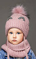 Зимовий дитячий комплект для дівчинки 1-2-3-4 роки пудровий: тепла шапка на флісі з помпоном та шарф-хомут пудра