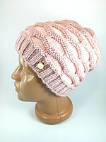 Шапка зимова жіноча тепла з флісом брошкою Об'ємні в'язані шапки крупної в'язки Рожева