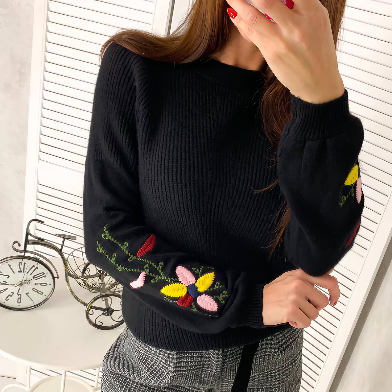 Светр жіночий вязаний  з квітковою вишивкою на рукавах джемпер чорний теплий для жінок, фото 1