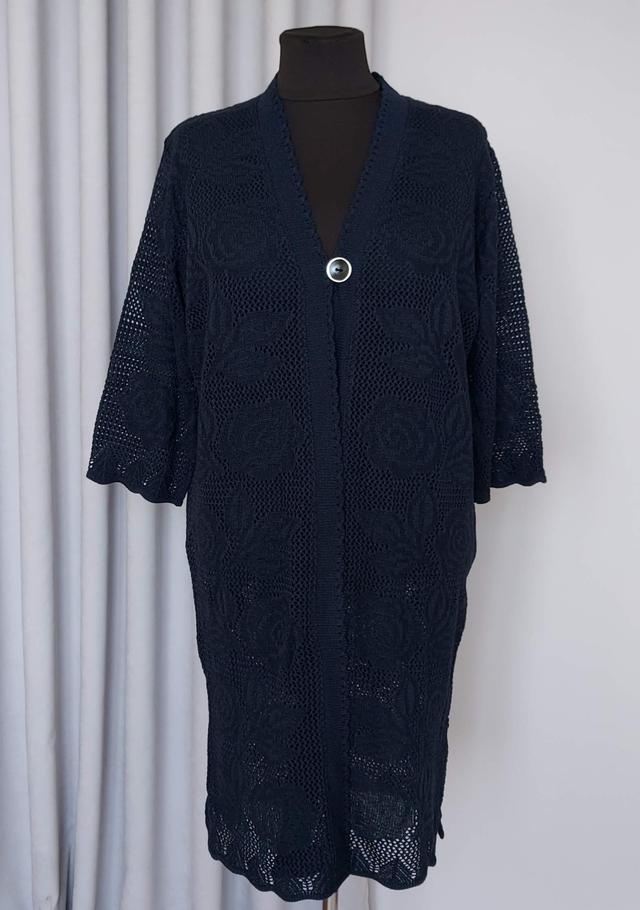 фотографія в'язаний кардиган накидка на гудзиках