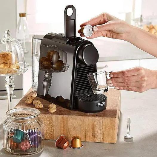 Капсульна кавомашина Nespresso Essenza Mini Black EN85B/D30 (чорна), фото 1