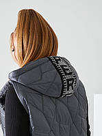 Стеганная женская жилетка на молнии с карманами и капюшоном в больших размерах графіт, 48-50