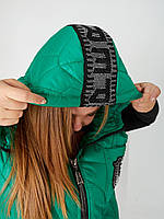 Стеганная женская жилетка на молнии с карманами и капюшоном в больших размерах зелений, 48-50