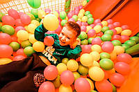 Дитячі пластикові гірки та пластмасові кульки для ігрових лабіринтів та сухих басейнів в Україні