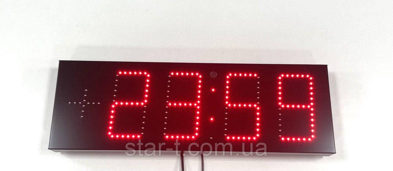 Світяться вуличні годинник термометр яскраві червоного кольору