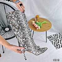 Жіночі високі чоботи на підборах шпильці зі зміїним принтом 40 рр