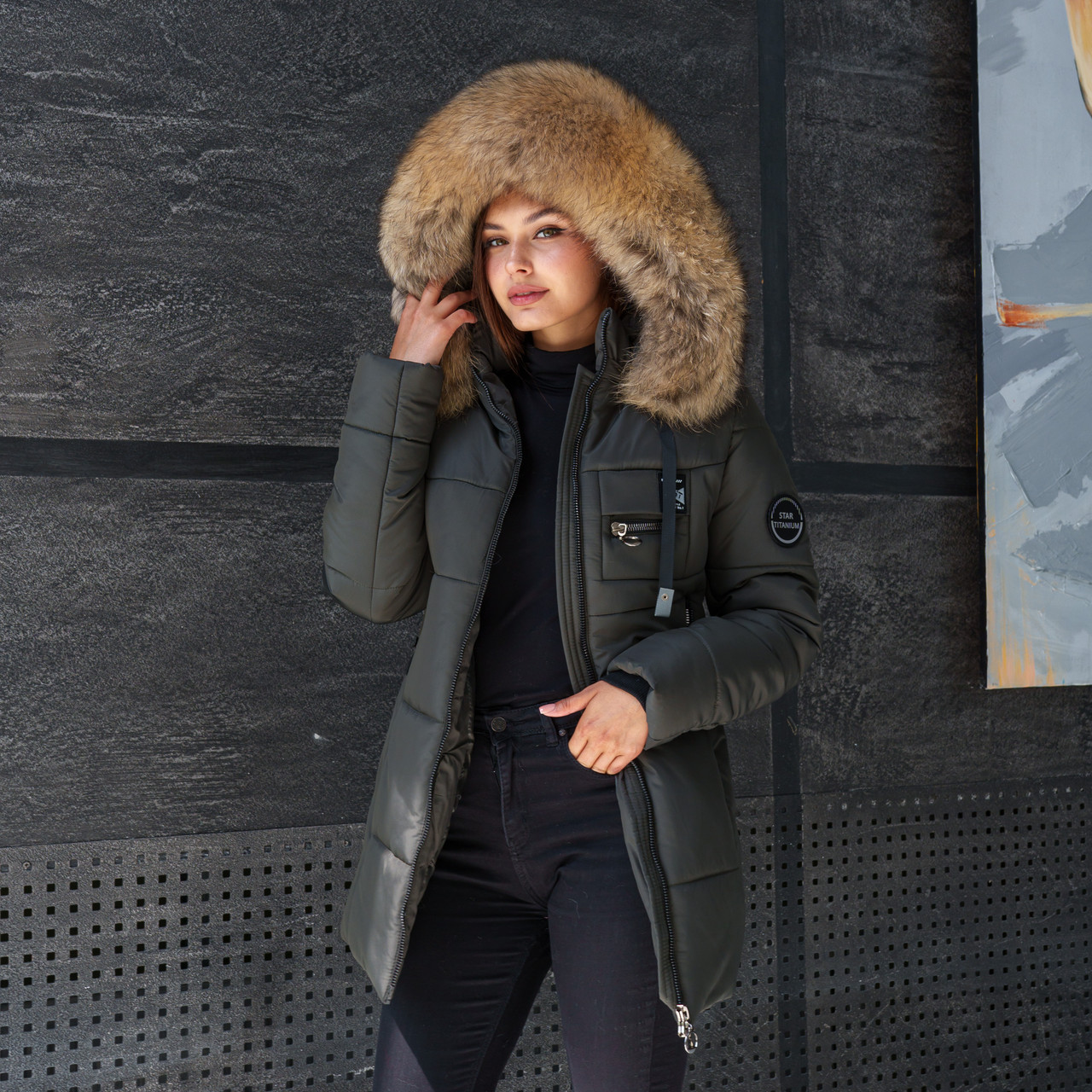 Яскрава зимова жіноча тепла куртка на тінсулейті з натуральним хутром єнота., фото 1