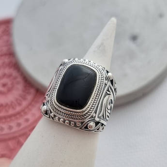 Перстень срібний з чорним оніксом та орнаментом масивний