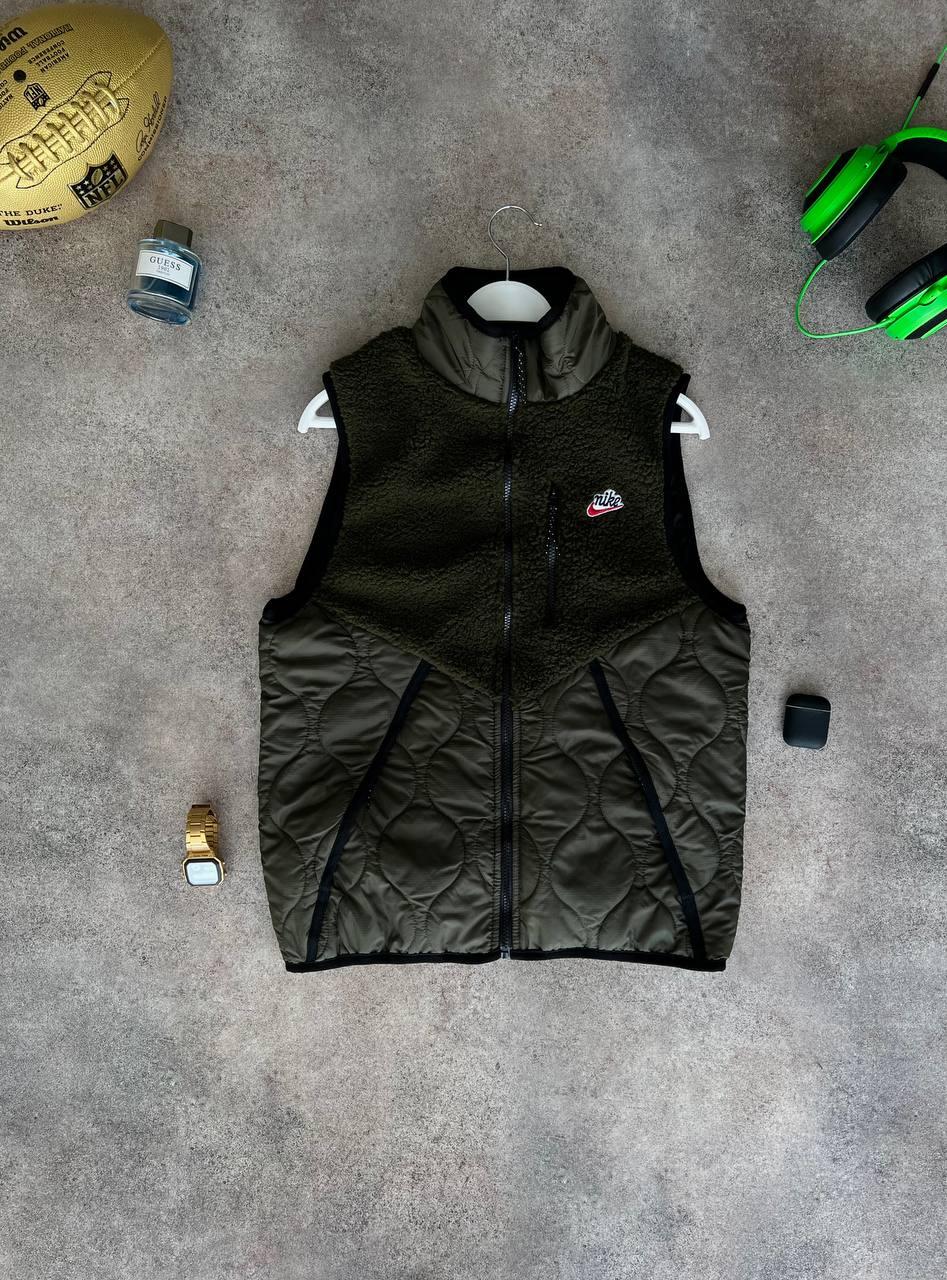 Чоловіча жилетка Nike хакі без капюшона з плащової тканини весняна осінна Безрукавка Найк, фото 1