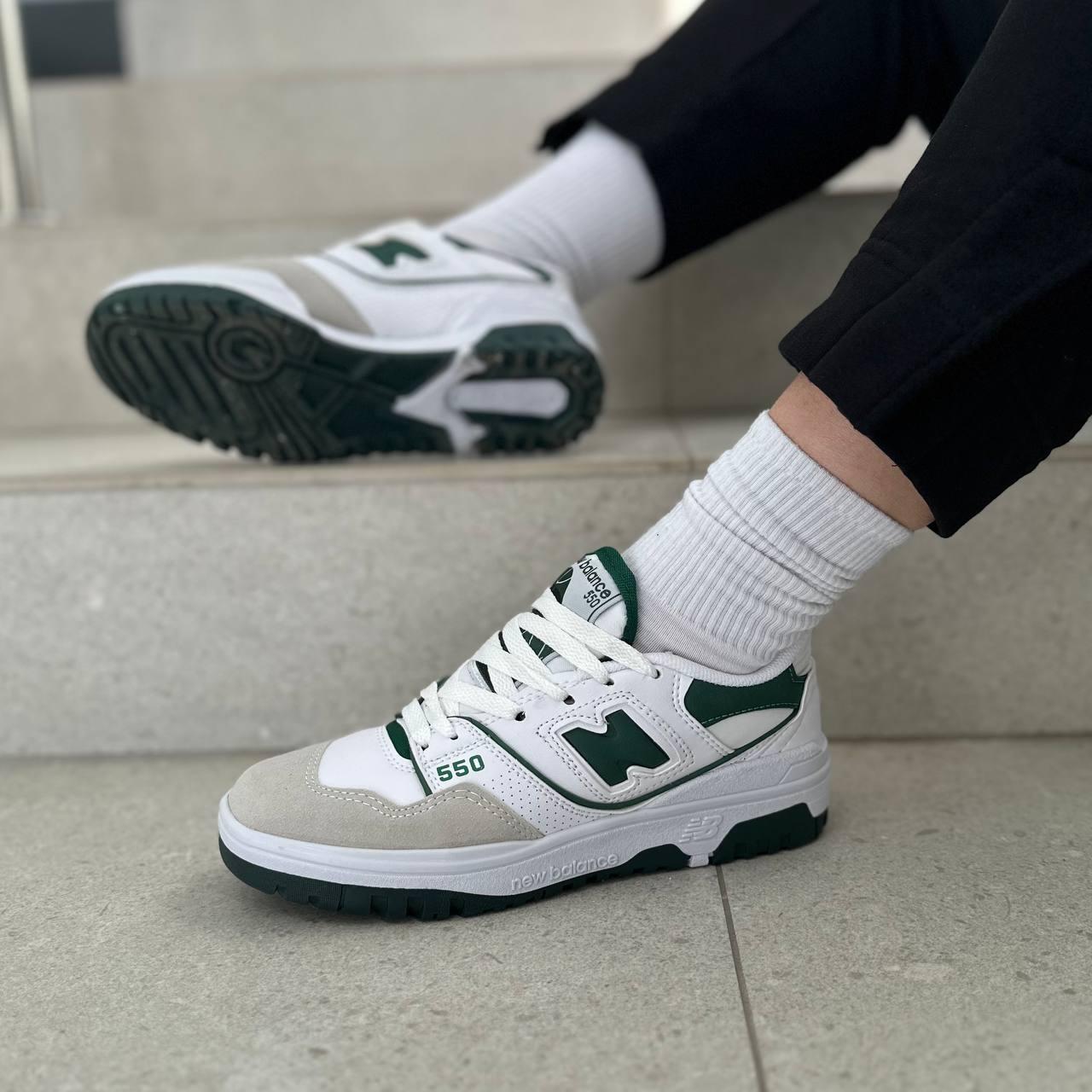 Жіночі білі кросівки NB 550 зі вставками зеленого кольору 39 р (25 см)