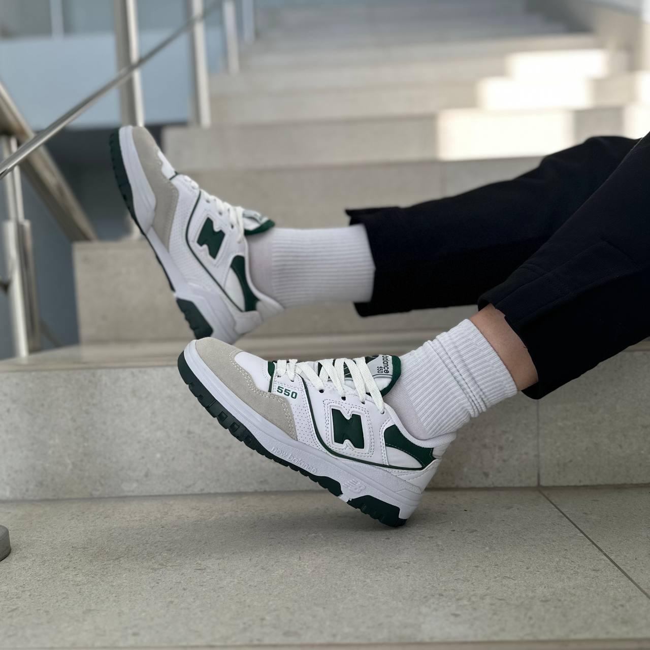 Жіночі білі кросівки NB 550 зі вставками зеленого кольору 40 р (25,5 см)