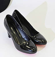 Черные женские лаковые туфли на каблуке.