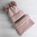 Теплий набір для дівчинки 5 6 7 8 років: зимова дитяча шапка з флісовою підкладкою та двома помпонами + снуд хомут пудра, фото 7