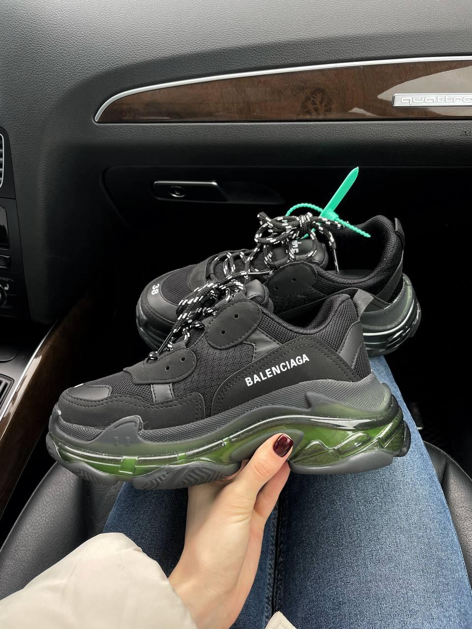 Стильні кроси жіночі чорні Balenciaga Triple S Clear Sole Black. Осінні кросівки з салатовим Баленсіага