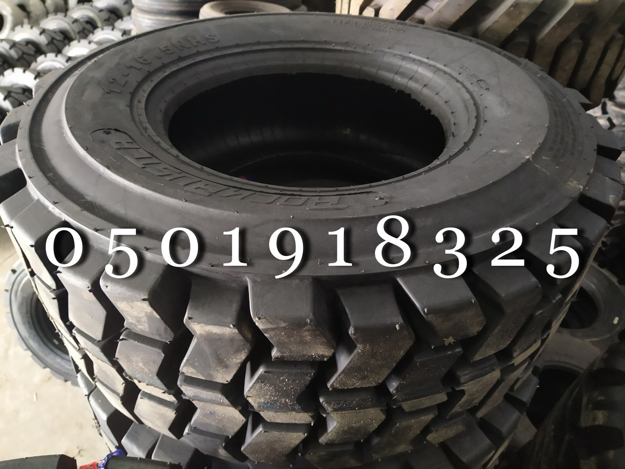 Шина 12.5/80-18 Rockbuster 16PR на екскаватор-навантажувач JCB 3CX