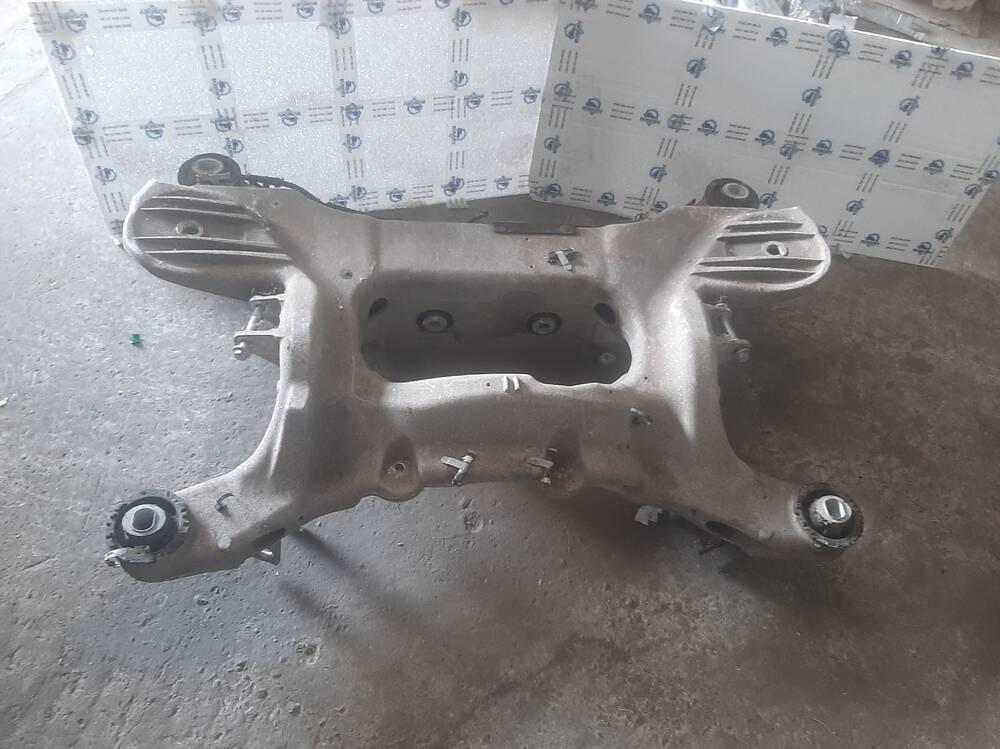 LR070761 Land Rover балка зад