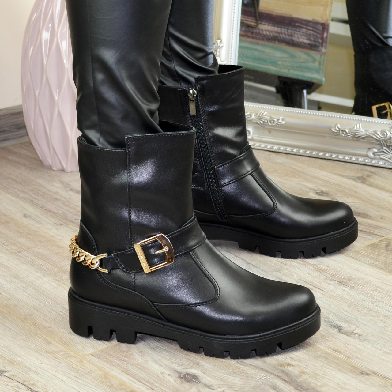 Шкіряні жіночі черевики на тракторній підошві, декоровані ланцюгом і ремінцем, фото 1