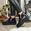 Жіночі шкіряні чорні черевики на товстій підошві, декоровані фурнітурою, фото 5