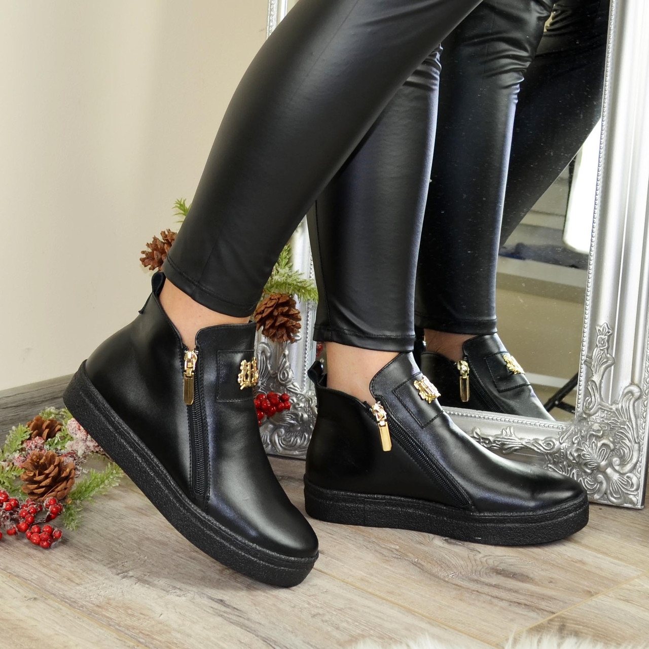 Жіночі шкіряні чорні черевики на товстій підошві, декоровані фурнітурою, фото 1