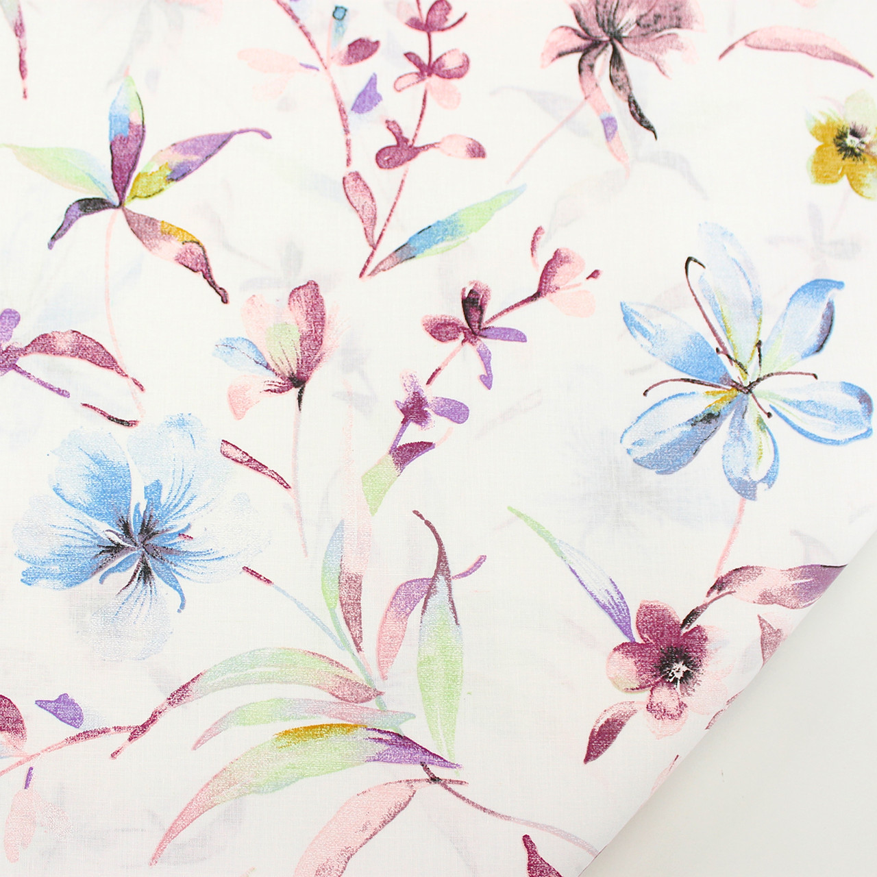 Тканина бавовна "Плетючі квіти" в блакитних і бузкових квітах на білому тлі № 3036, фото 1