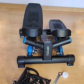 Степер Gymtek XST250 з багатофункціональним комп'ютером і двома прикріпленими еспандерами.