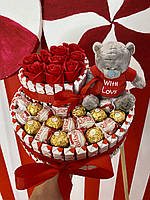 Солодка композиція з кіндер шоколаду з розами та Тедді для жінок