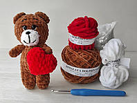 Набор для вязания мишки (коричневый с красным сердцем)