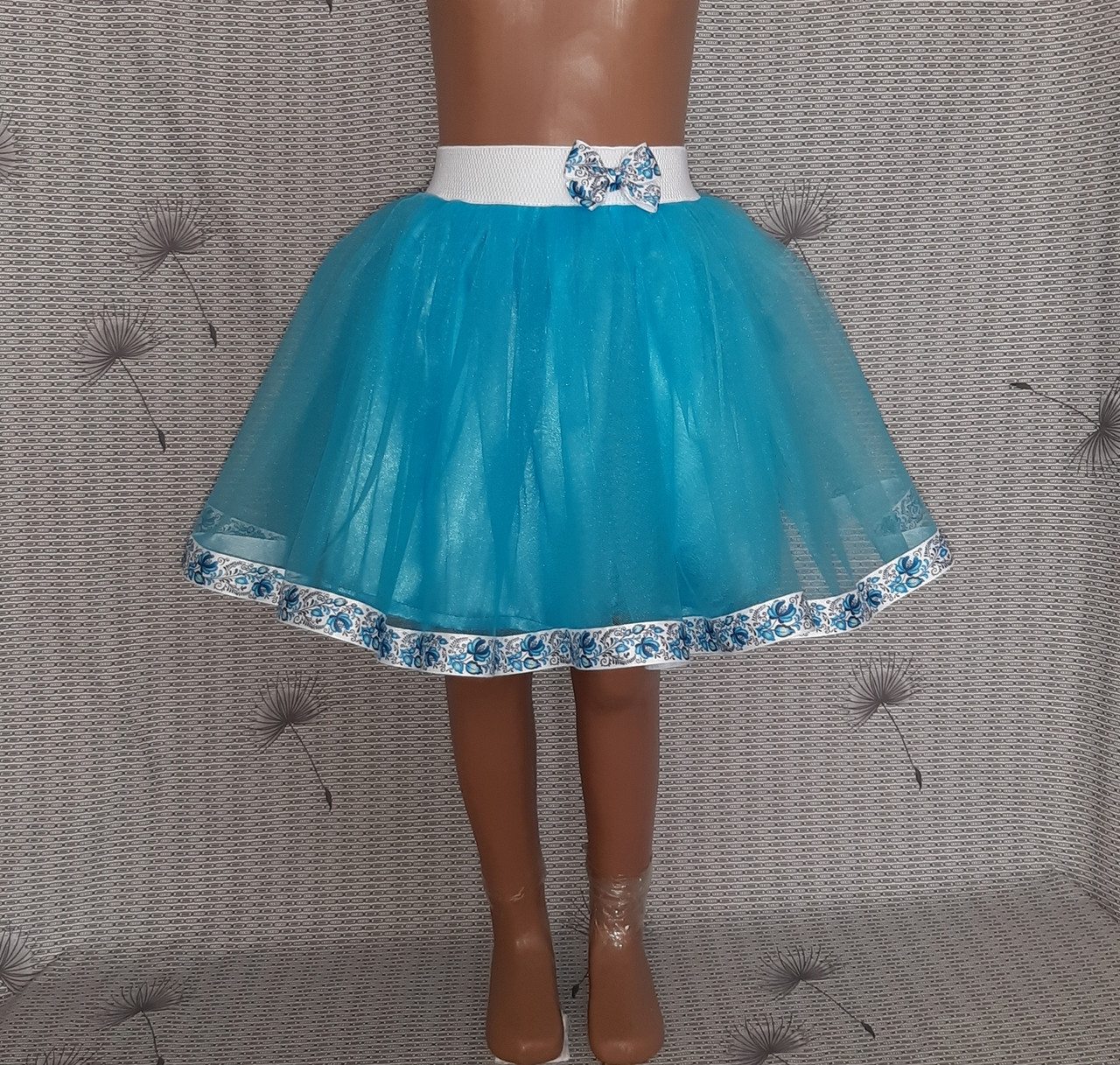 Дитяча блакитна фатинова спідничка зі стрічкою з рослинним принтом, розмір 104