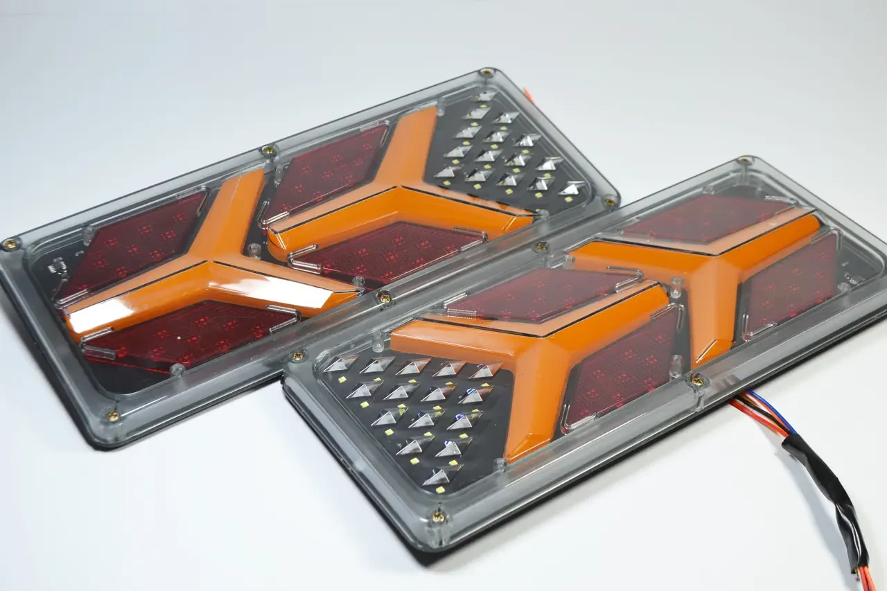 Ліхтар LED 12-24V задній до Автомобільної техніки, вантажівок 33х13 см (Малющий поворотник) Lamborghini