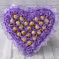 Сиреневый букет с конфетами необычный подарок для любимой в форме сердца на день влюбленных