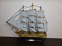 Сувенирный макет парусника корабля