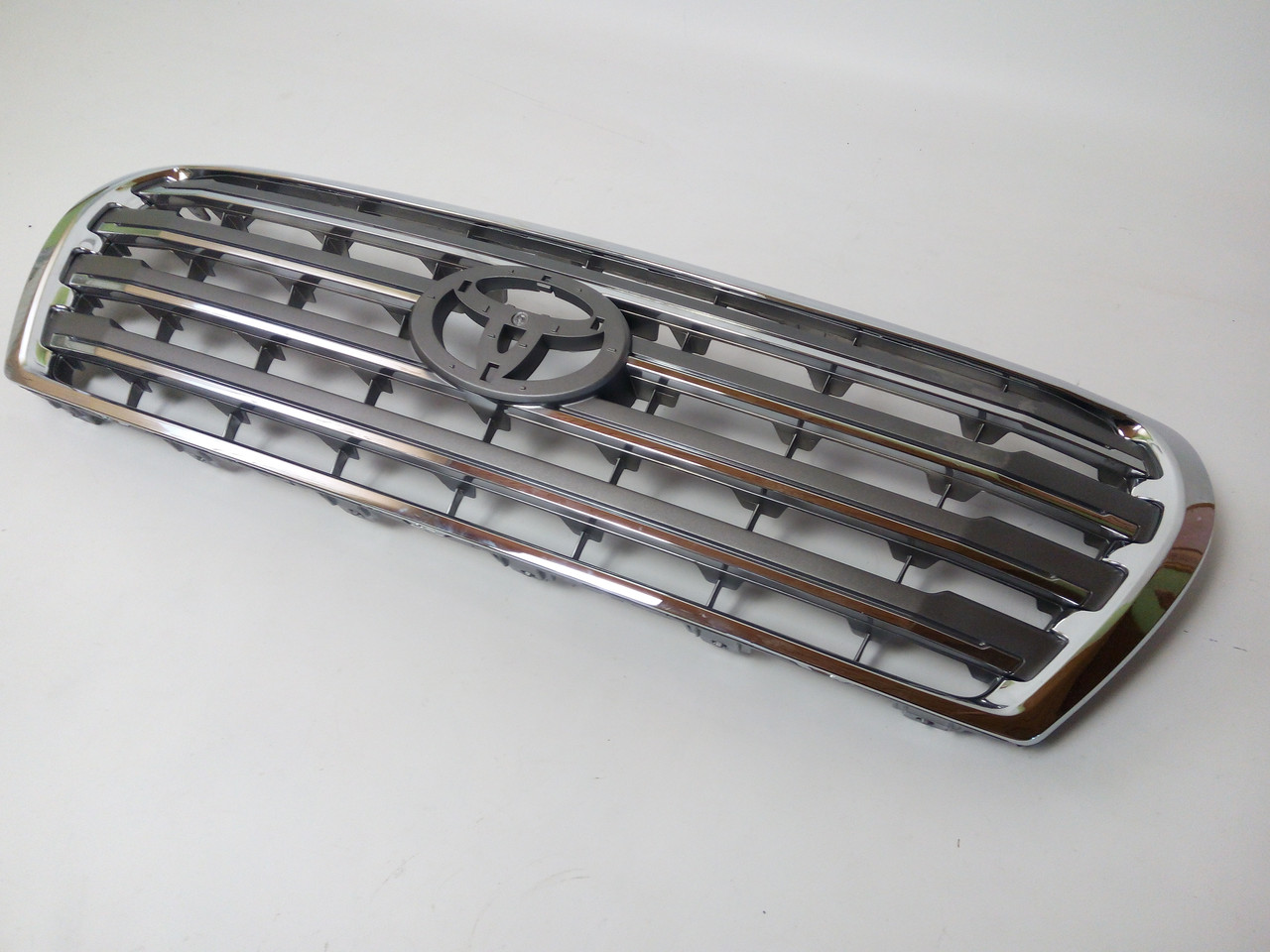 Решітка радіатора Toyota Land Cruiser 200 стиль 2012-2015 (сіра + хром)