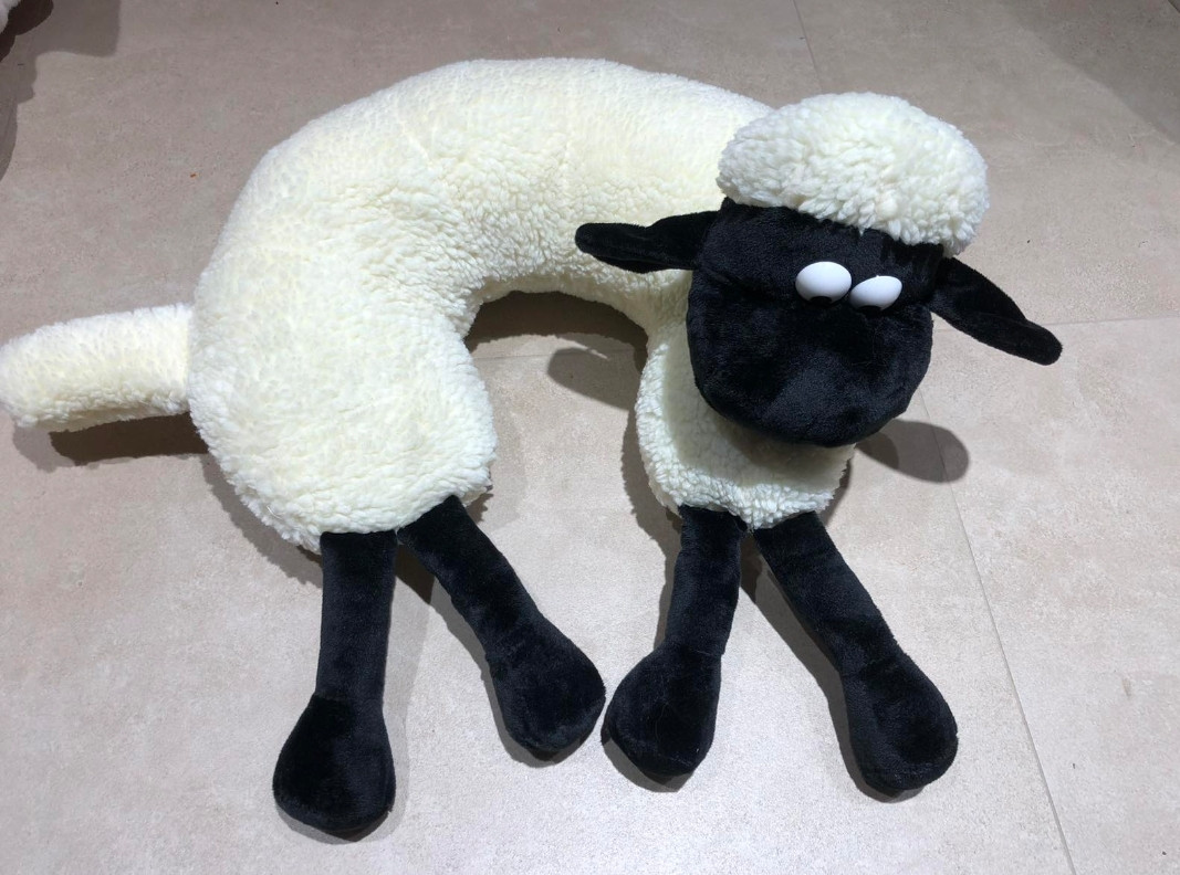 Подушка під шию для подорожей дитяча у формі овечки "Шон" 45*45*20 см., фото 1