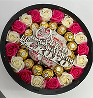 Подарунковий бокс із цукерками та мильними трояндами, незвичайний крутий подарунок для дівчини в оригінальній коробці