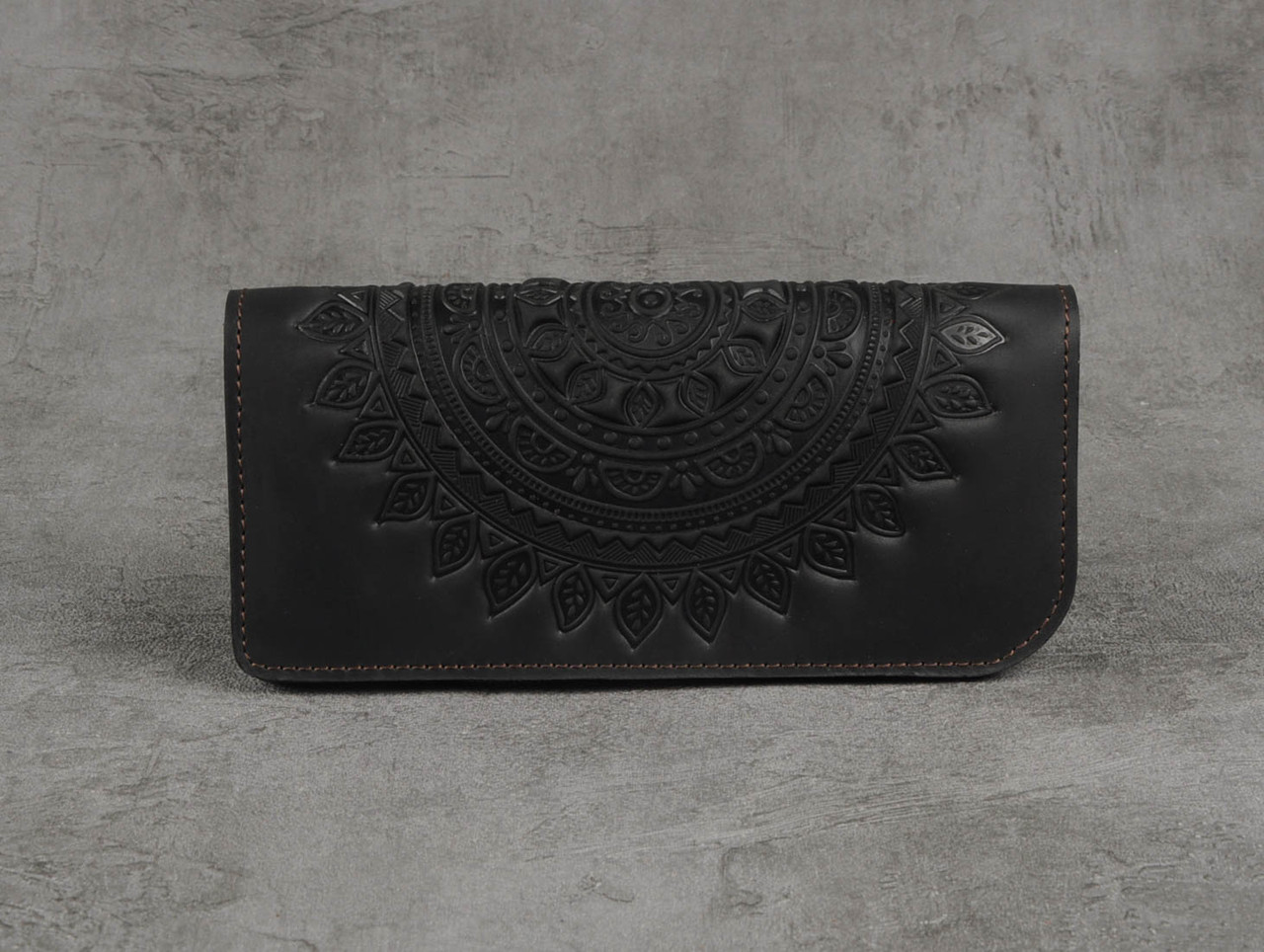 Гаманець з тисненим орнаментом "Мандала", натуральна шкіра, ручна робота, чорного кольору, 20х10 см, фото 1