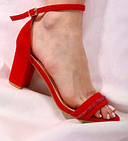 Красные женские босоножки на каблуке.