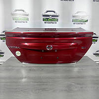 Крышка багажника Nissan Versa 12-19 usa под спойлер, красный (NAH) H4300-9KAME