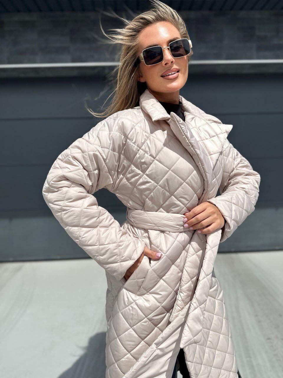 Пальто-халат стьобане молочно-бежевого кольору, демісезонне, утеплене силіконом (48-52)