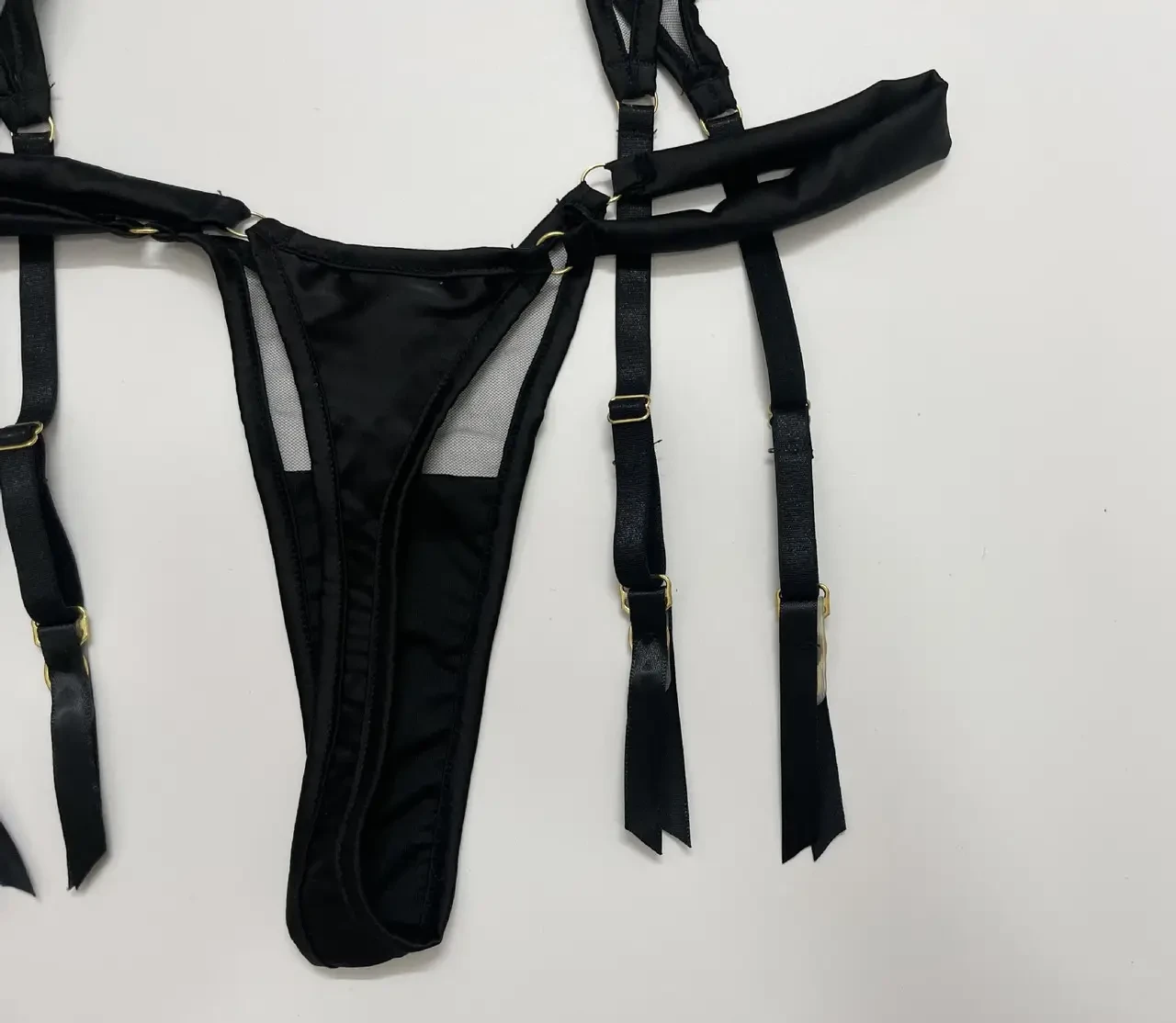 Комплект белья чёрного цвета :трусики, лифчик с косточками, пояс с ...