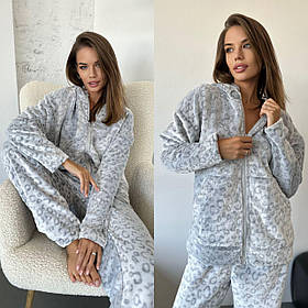 Світло-сіра махрова жіноча піжама на змійці з капюшоном принт "леопард"