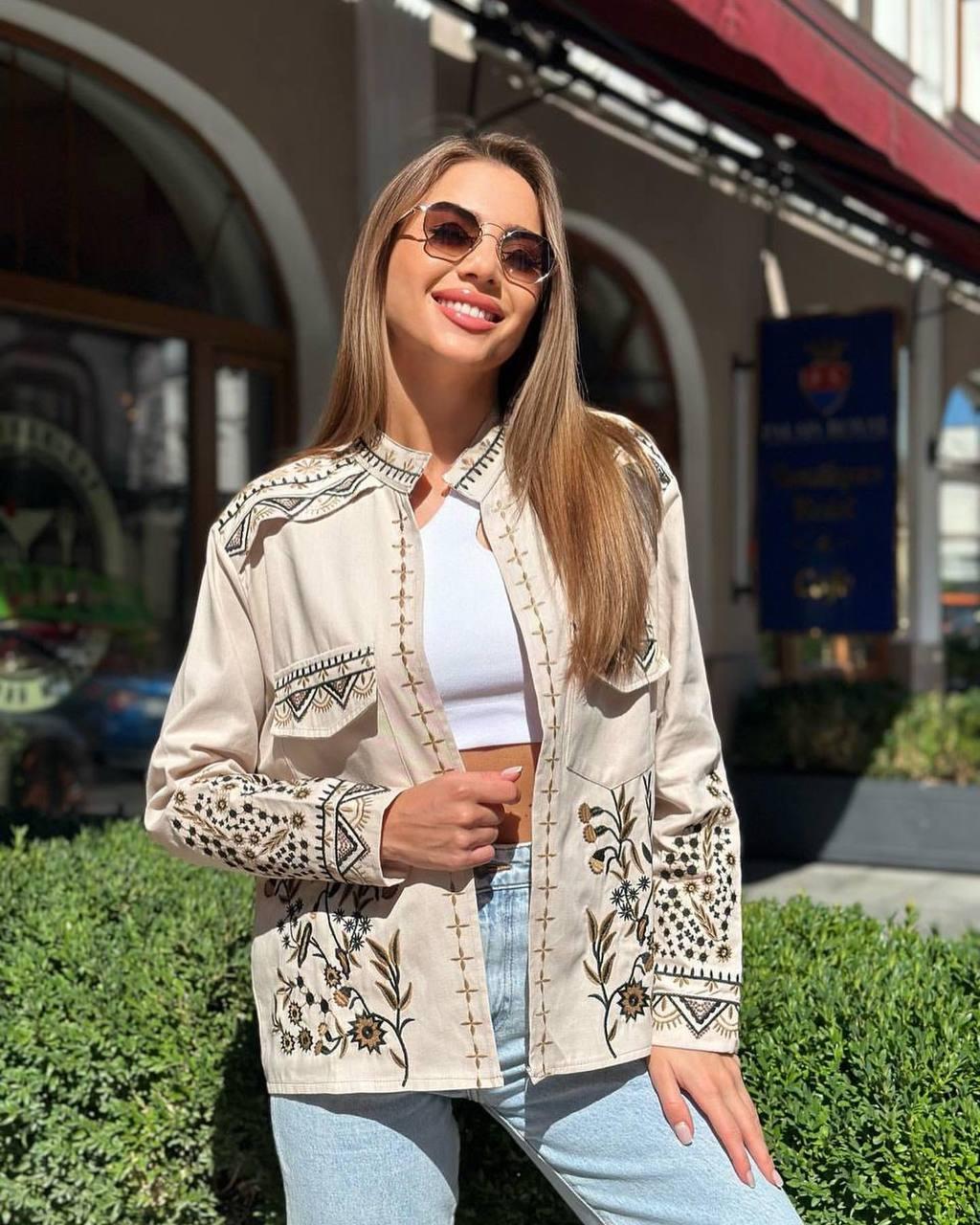 Вишитий жіночий піджак бежевий