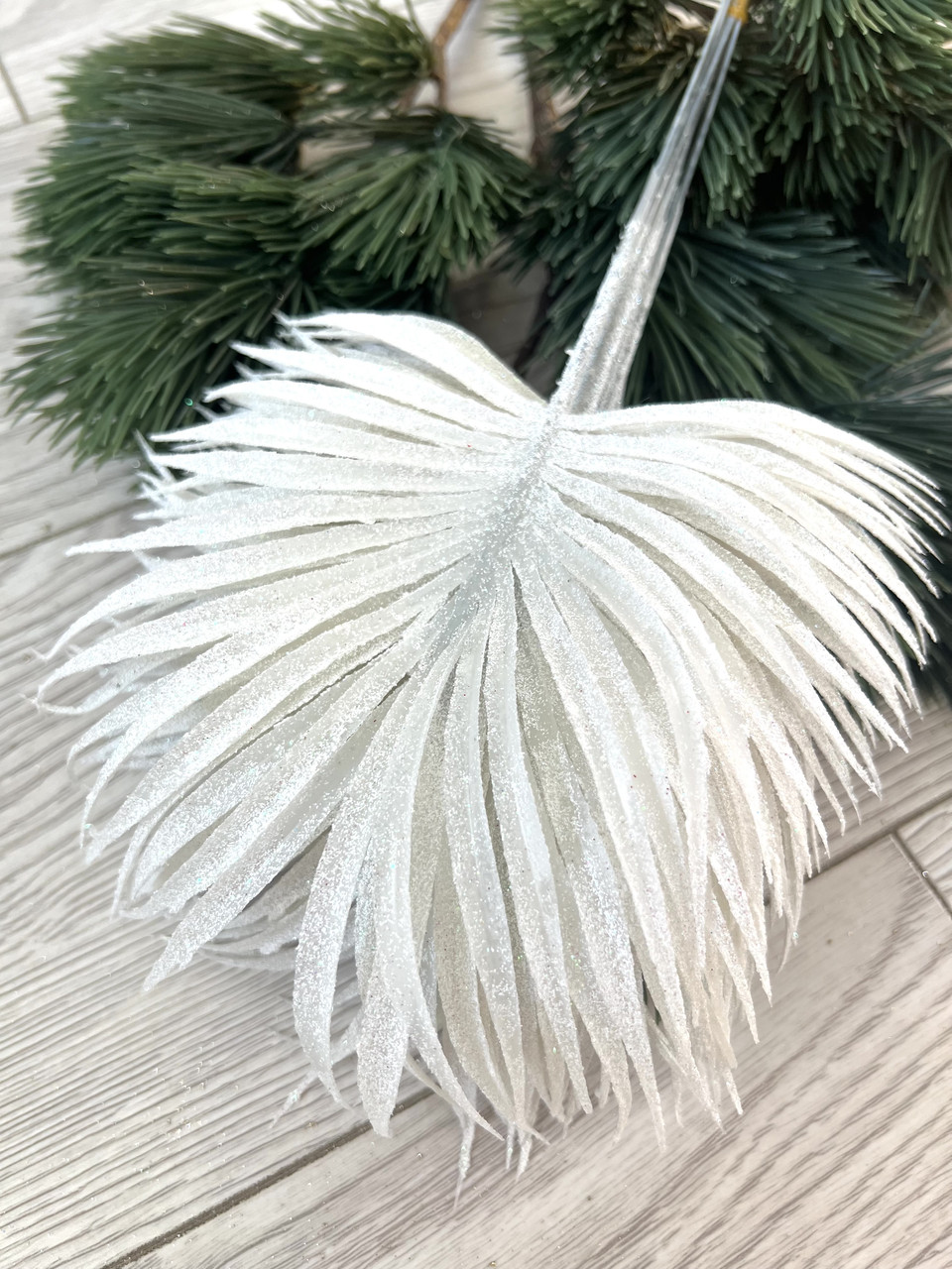 Декоративна пальмова гілочка ( біла , упаковка 10штук , 33 см )