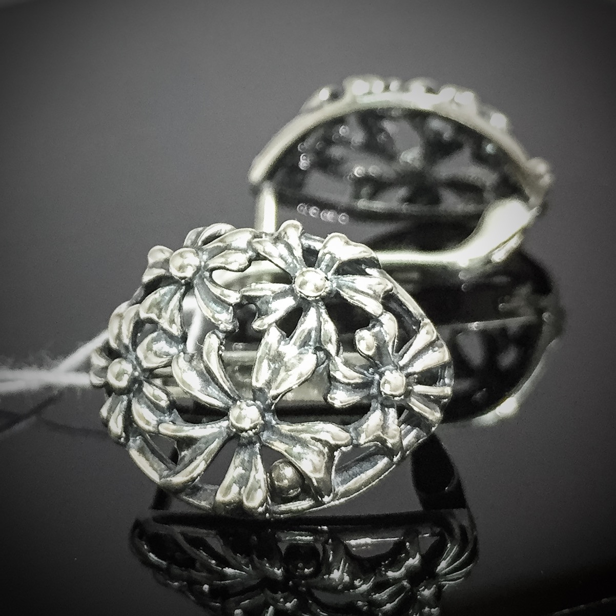 Срібні сережки з орнаментом у вигляді квітів