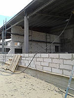Кладка наружных стен из газоблока.