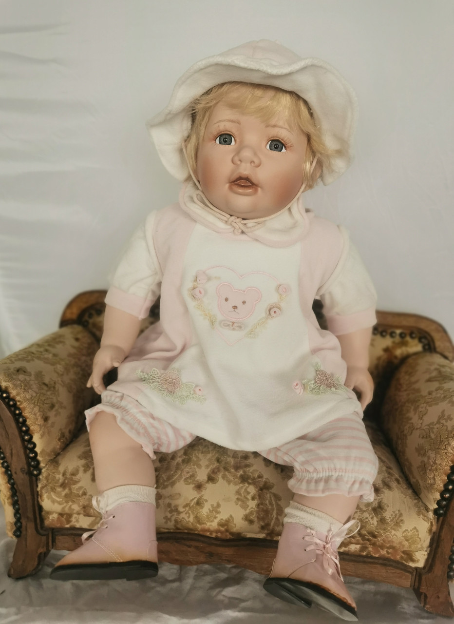 Порцелянова колекційна лялька Малюка Соня