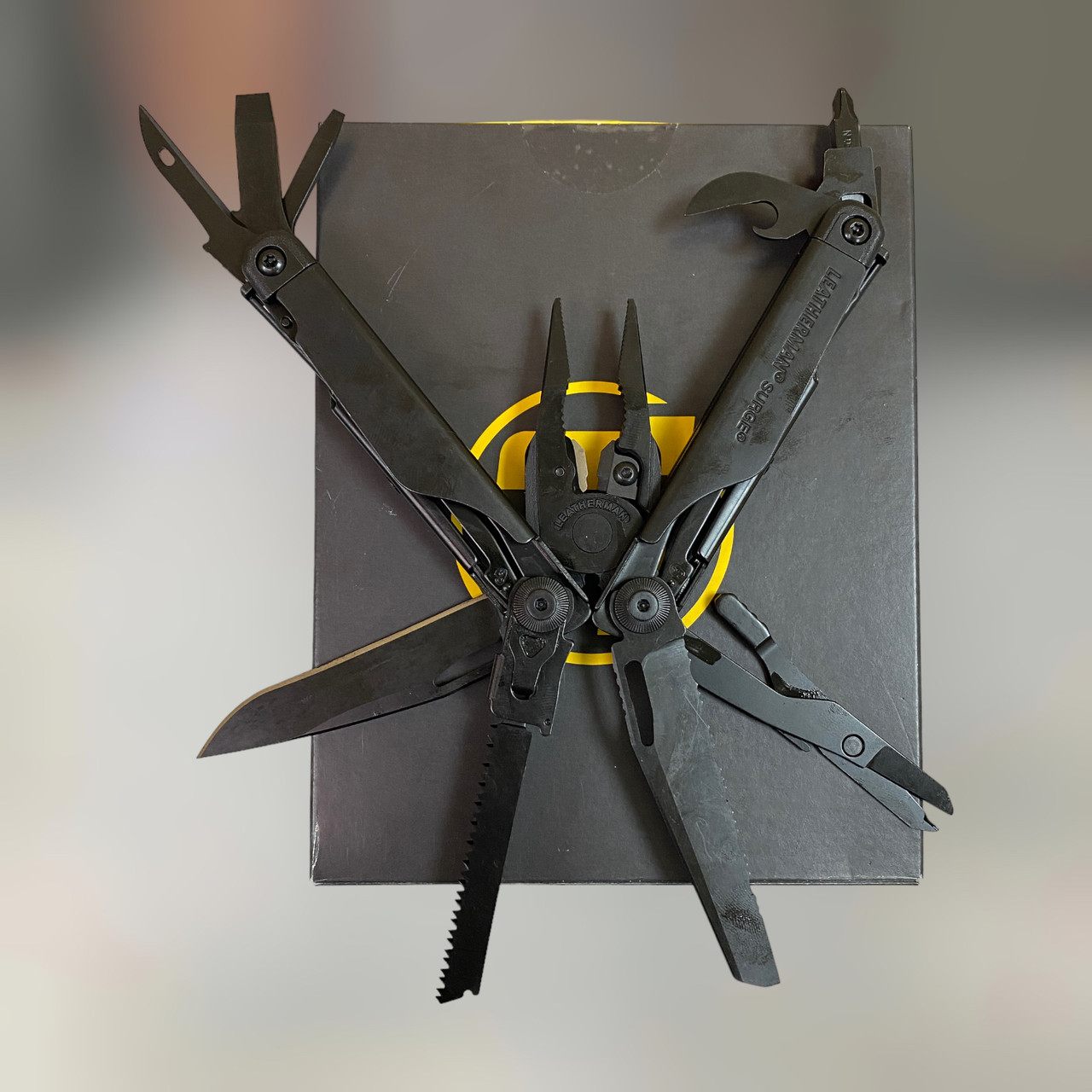 Мультінструмент Leatherman Surge, 21 інструмент, Чорний, нейлоновий чохол MOLLE, мультитул плоскогубці, 831333