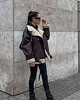 Жіноча подовжена коричнева дублянка в стилі оверсайз.