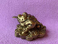Статуетка — амулет Грошова жаба на горі монет із монетою в пасти
