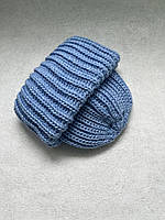 Голубая шапка крупной вязки