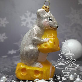 Скляна ялинкова іграшка мишеня на сирі  Impuls. Доктор Айболит величезний асортимент іграшок як Irena, Komozja